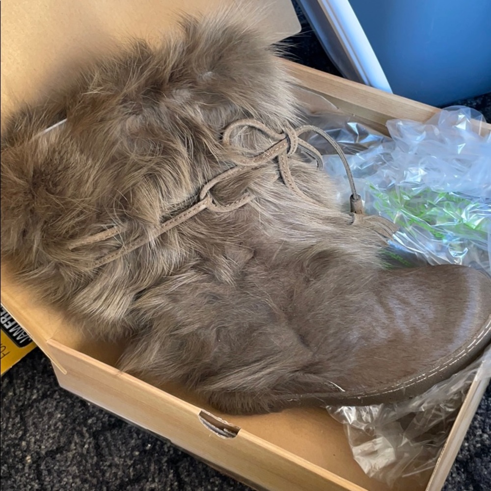 Brand new Bearpaw shake boots